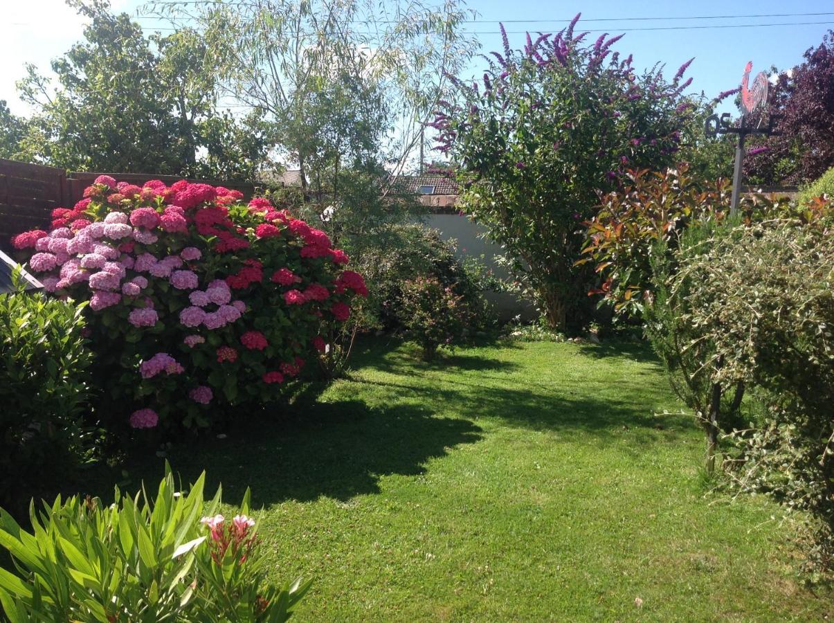 Bed and Breakfast Le Jardin Des Poules Thiétreville Exterior foto