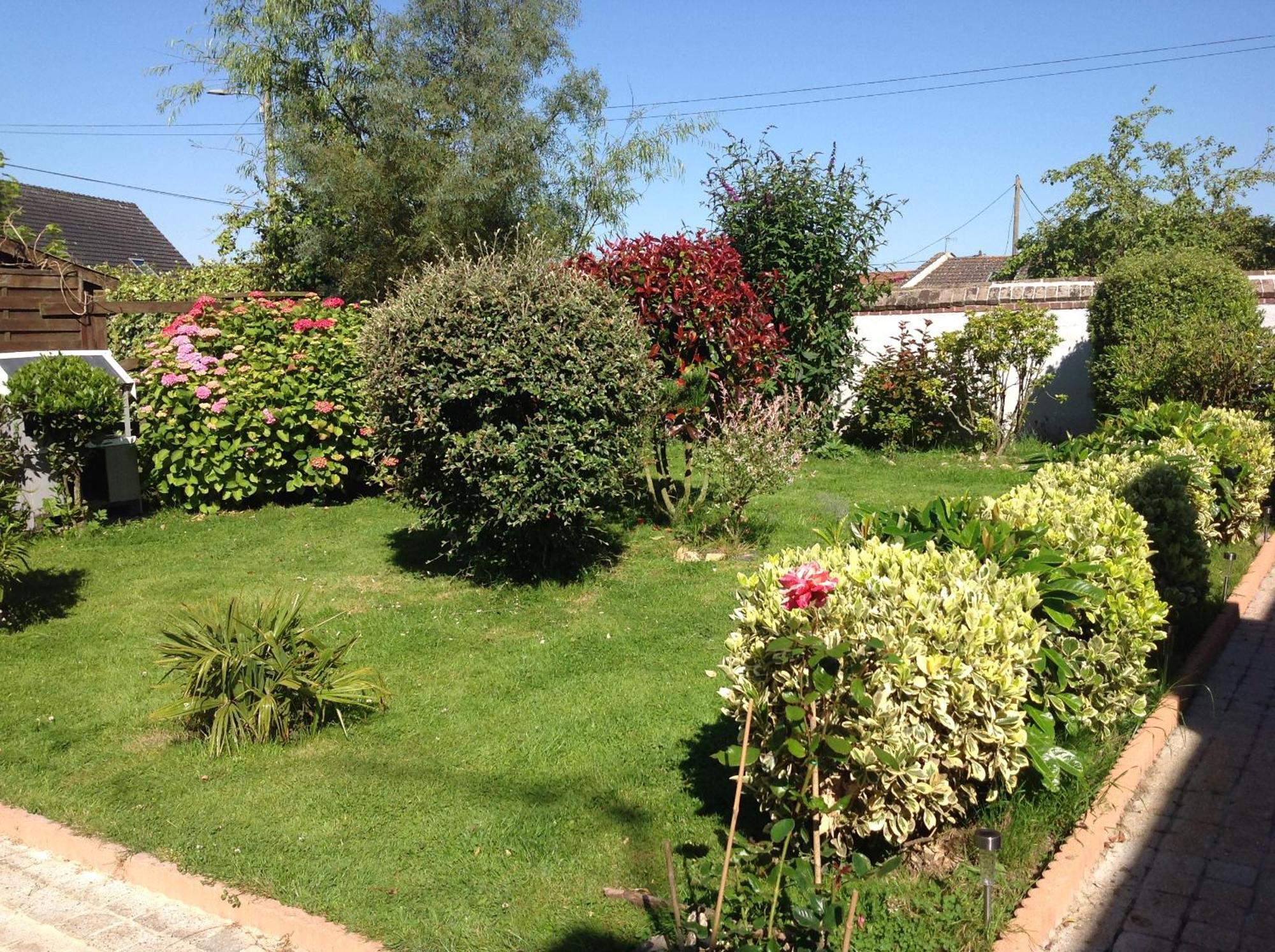 Bed and Breakfast Le Jardin Des Poules Thiétreville Exterior foto